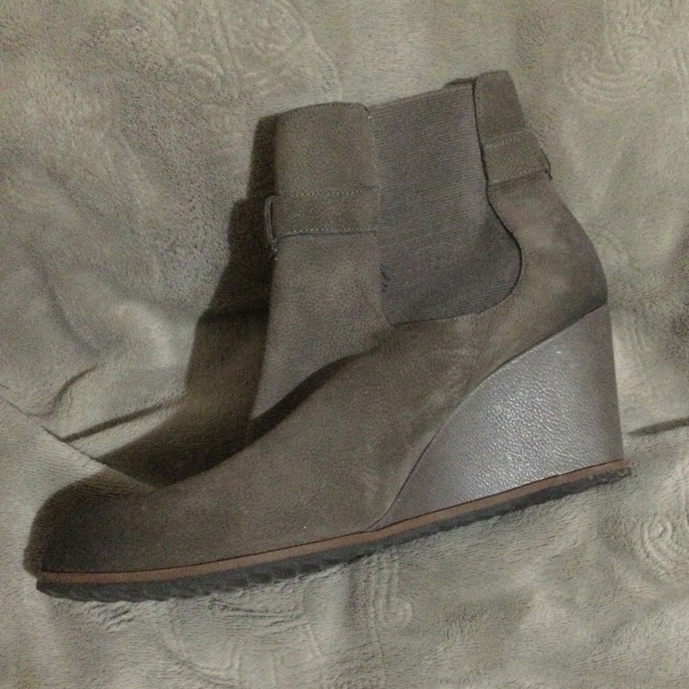 White Mountain suede ankle boots